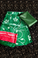 Load image into Gallery viewer, Green Red Batik Hand painted Silk Suit Set